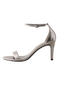 Metaliczne srebrne sandały na wysokim obcasie o smukłym designie. Posiadają teksturowaną cholewkę, pojedynczy pasek na palce oraz cienki pasek wokół kostki z klamrą.