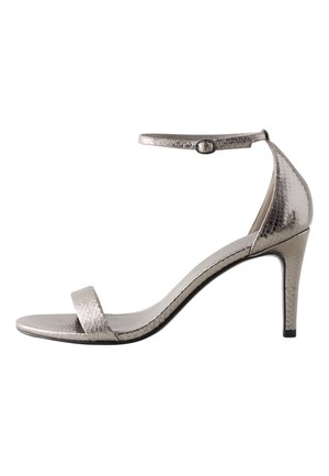 Stříbrná sandálka na vysokém podpatku s elegantním designem. Má texturovaný svršek, jeden popruh přes prsty a tenký kotníkový pásek s přezkou.