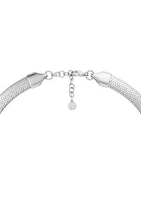 Sølv metalarmbånd med et fleksibelt, slangelignende design. Har en lås og et dekorativt vedhæng med et logo. Glat overflade.