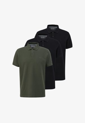 Sæt med tre poloer med korte ærmer, kraver og knapper i olivengrøn og to i sort, arrangeret overlappende på hvid baggrund.