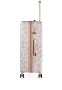 Maleta rígida rosa con letras abstractas blancas, cierre de cremallera dorado, asa extensible y ruedas negras. Superficie con textura lisa.