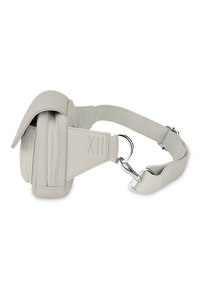 Ljust grå läderhörlursskydd med rundade kanter, justerbar rem och silverfärgade detaljer. Har en dragkedjestängning och präglad detalj.