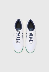 Weiße Sportschuhe mit einem Obermaterial aus Mesh, marineblauen Akzenten, grünen Sohlen und flachen Schnürsenkeln. Verfügt über einen gepolsterten Kragen und strukturierte Details an den Seiten.