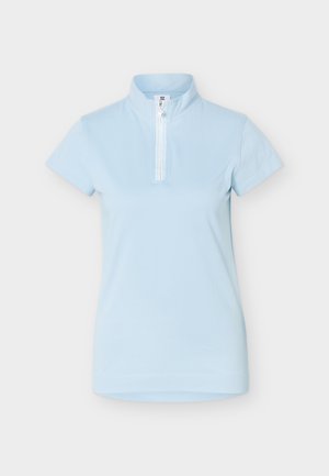 Vaaleansininen lyhythihainen poolopaita, jossa valkoinen puolivetoketju edessä ja pystypaita, esitetty yksinkertaisella taustalla.