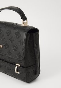 Borsa a mano in pelle nera con effetto impresso, dotata di manico superiore, hardware dorato e design strutturato, caratterizzata da una patta frontale e un dettaglio con fibbia.