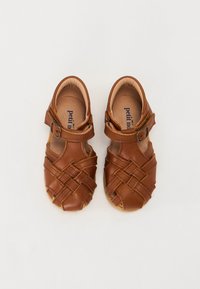 Brune lær sandaler med vævet design, justerbar spænde, lukket tå og blødt indre for. Egnet til børn.
