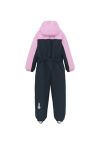 Barnens sn overall i rosa och marinblått med huva, elastisk midja och avsmalnande ben. Har vit logotypdetalj på höger ben.
