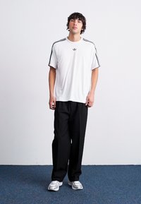 adidas Originals ADISTAR CUSHION - Tenisky - footwear white/grey one/silver metallic