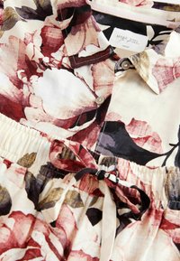 Next REGULAR FIT - LINEN BLEND BUTTON THROUGH  - Nattøj sæt - ecru floral