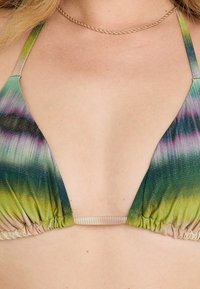 Top bikini multicolore con forma triangolare, sfumature di verde, viola e blu; tessuto testurizzato con dettagli arricciati.
