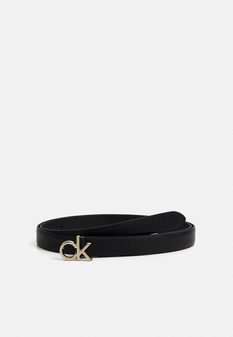 Ceinture en cuir noir avec boucle à logo Calvin Klein doré "ck", enroulée sur fond blanc.