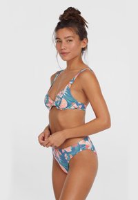 Blommig bikini-set med en teal och rosa färgkombination. Toppen har en v-ringning med breda band, medan botten är högmidjad.