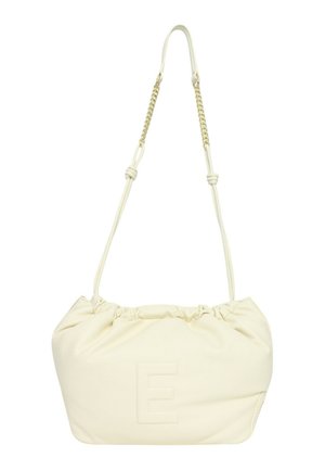 Borsa di tessuto color crema con un design arricciato, caratterizzata da una lettera "E" in rilievo e una tracolla con catena.