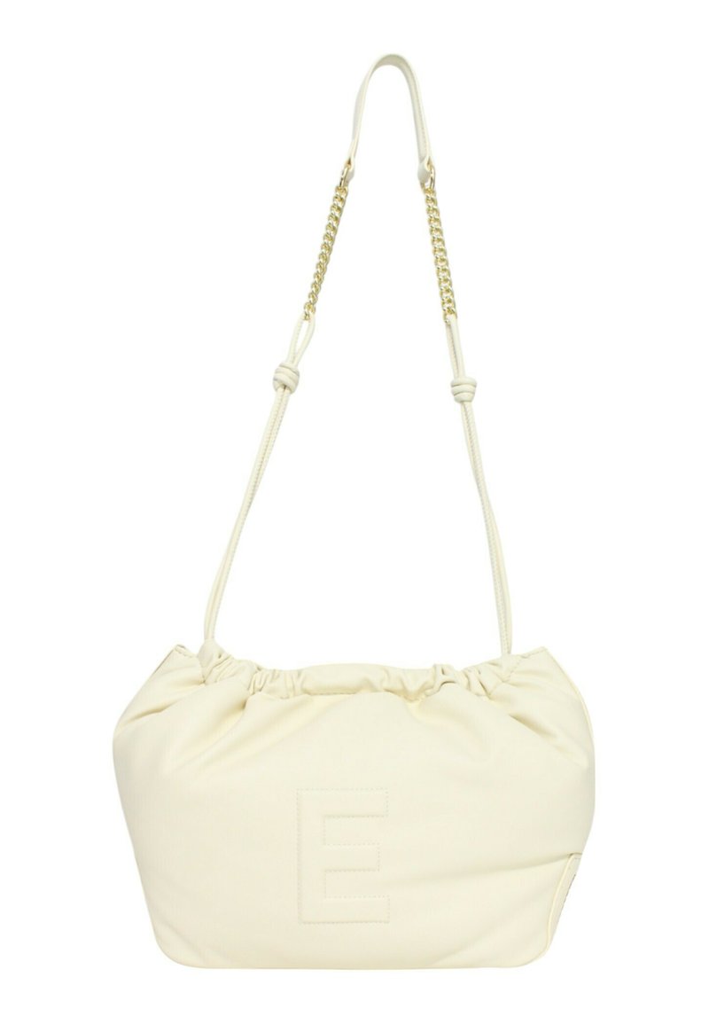 Borsa di tessuto color crema con un design arricciato, caratterizzata da una lettera "E" in rilievo e una tracolla con catena.