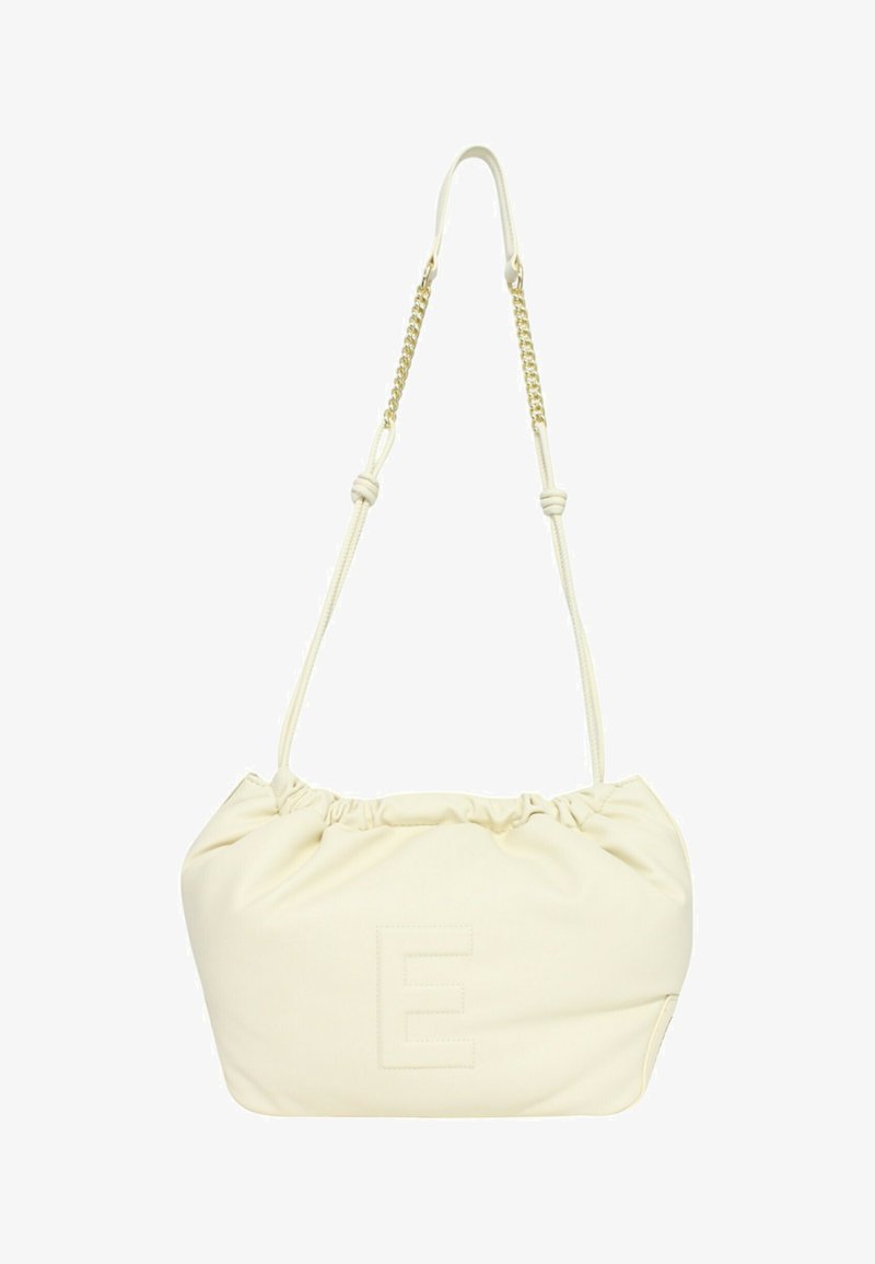 Borsa di tessuto color crema con un design arricciato, caratterizzata da una lettera "E" in rilievo e una tracolla con catena.