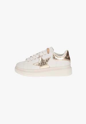 Sneakers bianchi in pelle con dettagli metallici in oro a forma di stella e tallone posteriore. Design con lacci, superficie texture e suola spessa e bianca.