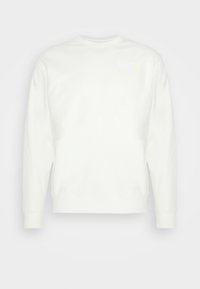 Sudadera blanca con mangas largas, cuello redondo y un sutil logo de Nike en gris claro en el pecho. Textura de tejido suave.