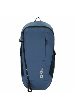 Blauwe outdoor rugtas met een semi-gestructureerde vorm, stoffen textuur, een voorvak, banden en een logodetail aan de zijkant.