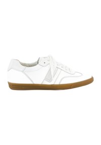 Sneaker in pelle bianca con profilo basso, punta rotonda e suola in gomma color cuoio. Presenta lacci bianchi e accenti di design sottili.