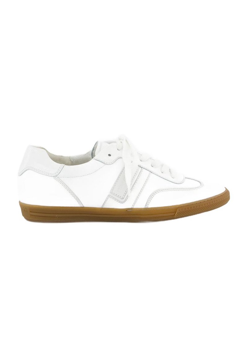 Sneaker in pelle bianca con profilo basso, punta rotonda e suola in gomma color cuoio. Presenta lacci bianchi e accenti di design sottili.