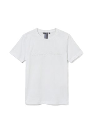 Wit t-shirt met korte mouwen en ronde hals, met subtiele reliëf cursieve tekst over de borst en een zwart merklabel aan de binnenkant van de kraag.