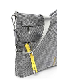 Borsa a spalla in tessuto grigio intrecciato con una tracolla argentata, caratterizzata da un accento giallo, hardware metallici e un compartimento con zip.