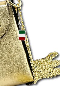 Gouden metalen handtas met een gestructureerde oppervlakte en zwarte accenten. Voorzien van een gouden kettingband en een charme in de vorm van de Italiaanse vlag.