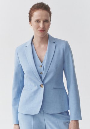  Lichtblauwe op maat gemaakte blazer met een enkele knoopsluiting, geknikte revers en twee voorzakken, gemaakt van gladde stof.