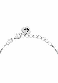 Bracciale d'argento con design a catena, caratterizzato da un charm a forma di cuore con una impronta di zampa nera. Include un gancio a molla per la chiusura.