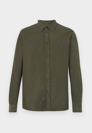 Camisa de botão de manga longa em verde oliva, feita de um tecido macio. Apresenta um colarinho pontiagudo e uma pala frontal com botões castanhos.