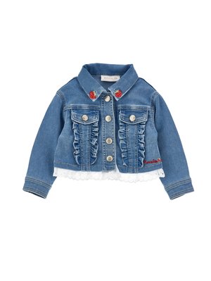 Blå denim cropped jakke med volanger, sølvknapper, jordbærbroderi på kragen og kanten, og hvit blonderett nederst.