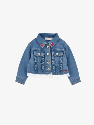 Mėlyna džinsinė trumpa striukė su raukiniais, sidabro spalvos sagomis, braškių siuvinėjimu ant apykaklės ir krašto, bei baltos nėriniuotos apdailos apačioje.