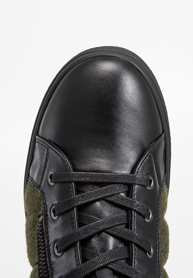 Schwarze Leder-Sneaker mit grüner Filzseite, runder Zehenform und schwarzen Schnürsenkeln. Verfügt über eine strukturierte Oberseite und Gummisohle. Einfaches Design.