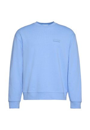 Sudadera azul claro de manga larga con cuello redondo y pequeño parche rectangular con el logo de Calvin Klein en el pecho izquierdo.