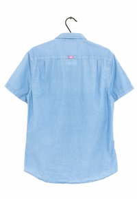 Korte mouwen, lichtblauw overhemd van katoen. Heeft een gladde textuur, een button-down kraag en een klein roze logo label op de achterkant.