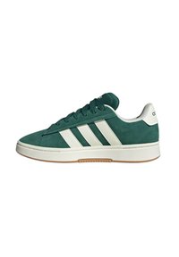 Sneakers in suede verde con dettagli in pelle bianca e tre strisce. Suola in gomma con battistrada in gomma. Punta arrotondata e collare imbottito.