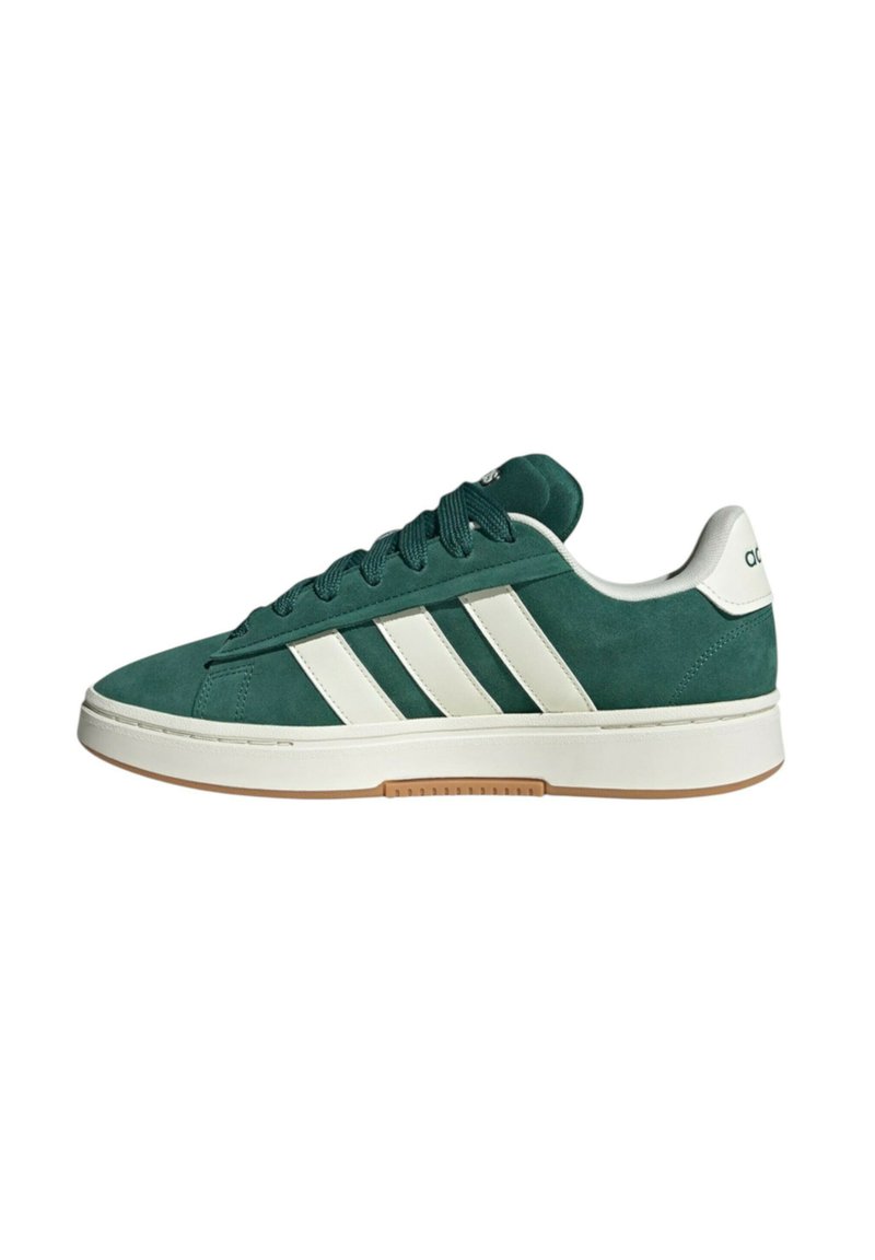 Sneakers in suede verde con dettagli in pelle bianca e tre strisce. Suola in gomma con battistrada in gomma. Punta arrotondata e collare imbottito.