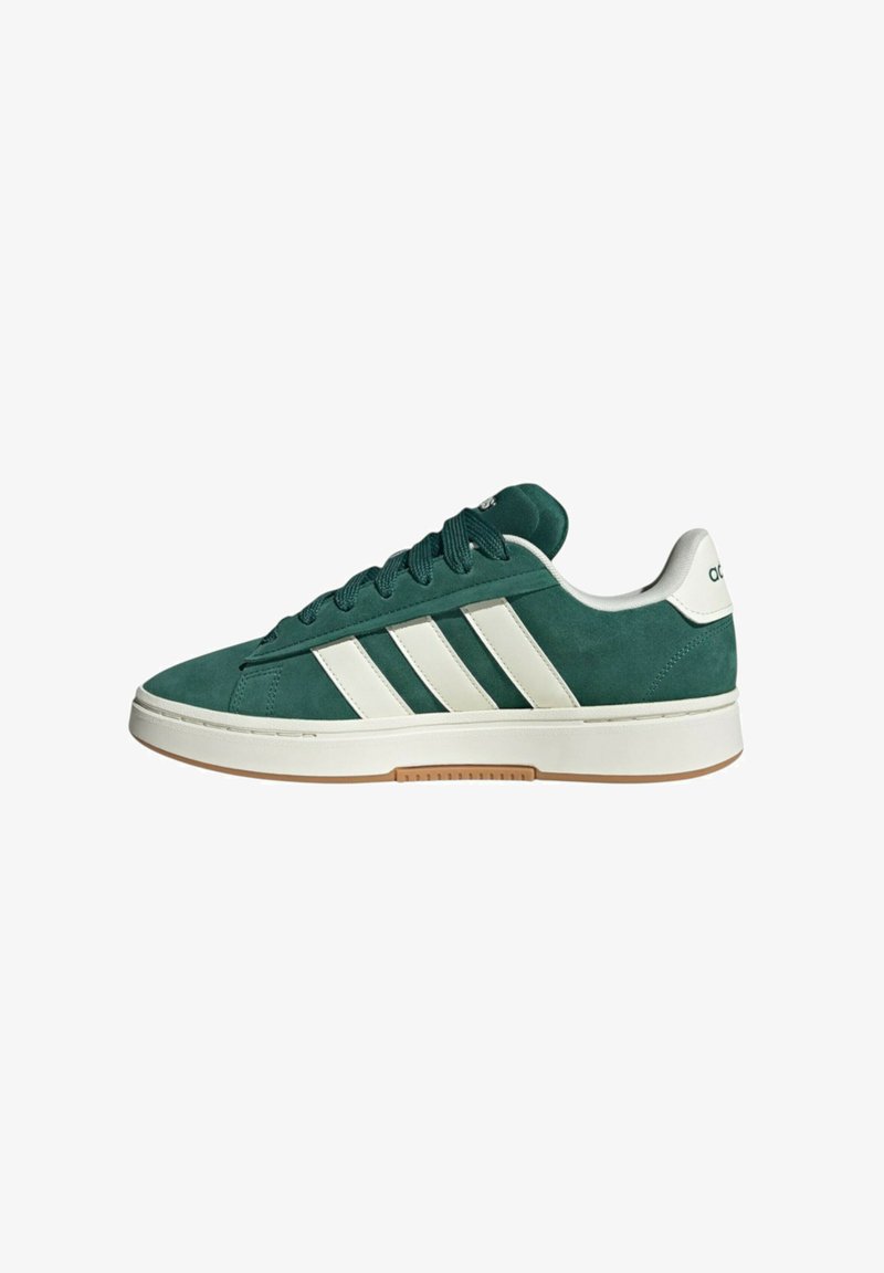 Sneakers in suede verde con dettagli in pelle bianca e tre strisce. Suola in gomma con battistrada in gomma. Punta arrotondata e collare imbottito.