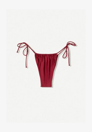 Bas de bikini bourgogne en tissu extensible, avec des bretelles ajustables à nouer et des détails froncés sur les côtés. Texture lisse, couverture minimale.