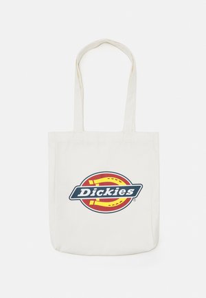 Tote bag de algodón en color off-white que presenta un logo circular colorido con "Dickies" en texto negro en negrita. Dos asas de longitud para el hombro.