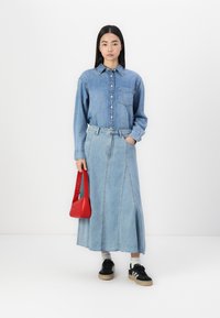 GAP BIG SHIRT LUCIA - Button-down blouse - medium wash
