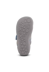 Suela gris texturizada con patrones circulares y en forma de estrella; presenta un acento azul. Diseñada para ofrecer agarre y comodidad.