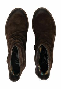 Bruine suède enkellaarsjes met een geplooid ontwerp, afgeronde neuzen en contrasterende stiksels. Het interieur heeft een meerkleurig gestreept patroon.