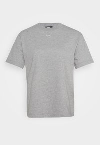 Szara koszulka Nike z krótkim rękawem z białym logo Nike umieszczonym centralnie poniżej okrągłego dekoltu na gładkim białym tle.