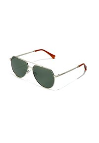 Ochelari de soare tip aviatore cu lentile de culoare verde, cadru din metal argintiu și vârfuri din acetat maro pe brațe. Formă hexagonală, design elegant.