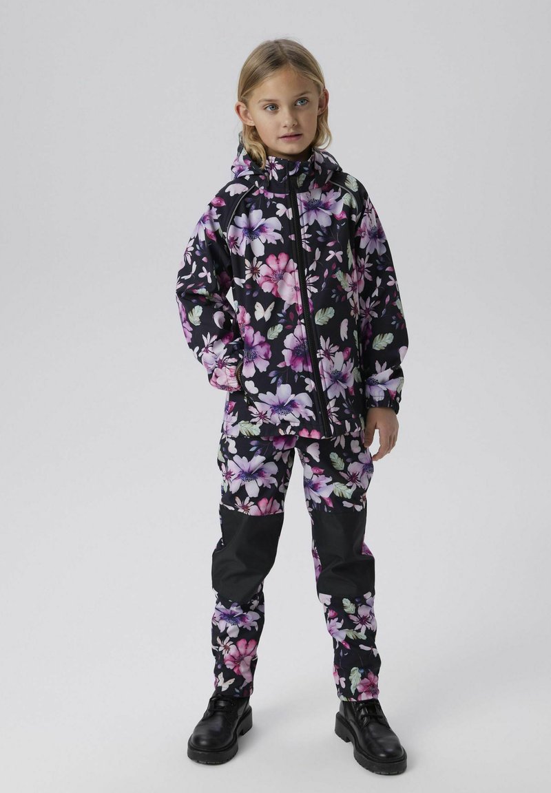 Completo giacca e pantaloni con motivo floreale, caratterizzato da uno sfondo nero con fiori viola e rosa, realizzato in materiale impermeabile e con chiusura a zip.