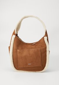 Sac à main DKNY en daim marron avec des détails en fourrure synthétique crème et une poche avant, doté d'une seule large poignée pour un port à l'épaule.