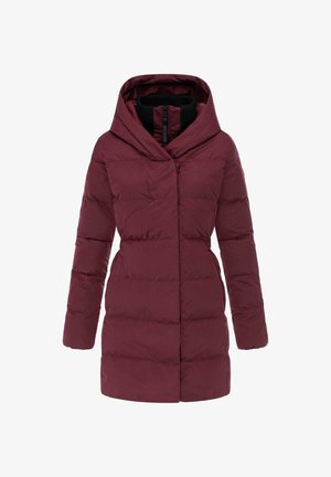 Manteau rembourré bordeaux avec capuche, présentant une fermeture éclair sur le devant, des poches latérales et un col texturé. Le tissu est lisse et résistant à l'eau.