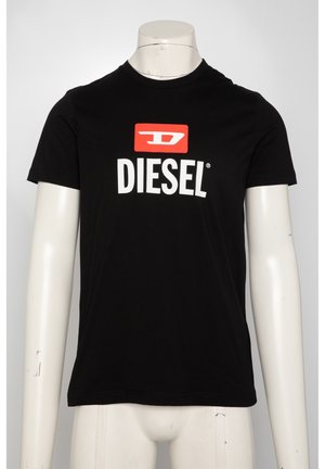 Czarna koszulka z krótkim rękawem z czerwono-białym logo Diesel z przodu, prezentowana na białym manekinie torsu na jednolitym tle.