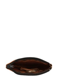 Hnědá kožená taška s černým zipem, otevřená zvrchu. Uvnitř má hladkou béžovou podšívku a malou kapsu. Viditelné klíčenky uvnitř.